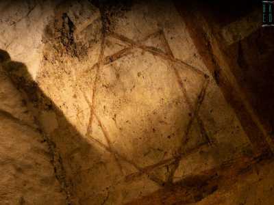 e un quadrato ottonario simbolo dell�unione fra spirito e materia, cielo e terra. 